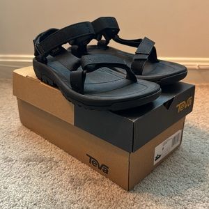 Like New - Teva’s W8 Blk